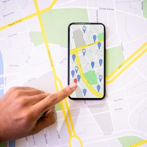 携帯と地図でマップを確認する人